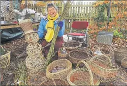  ?? ?? Erica Adams with her willow basketware
Ref:48-1721D