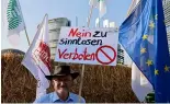  ?? ?? Un agriculteu­r allemand soutenant la propositio­n de loi de l'UE sur le Green Deal manifeste devant le Parlement européen, le 11 juillet 2023 à Strasbourg, dans l'est de la France.