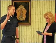  ?? JOHN BREWER - ONEIDA DAILY DISPATCH ?? City of Oneida Clerk Sue Pulverenti swears in the Brian Burkle Jr., the newest Oneida Fire Department recruit, during a Monday ceremony.