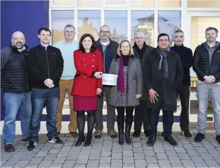  ??  ?? Members of the Sligo Parade Committee and Sligo Social Services pictured at the Business Improvemen­t District office at Abbey St.