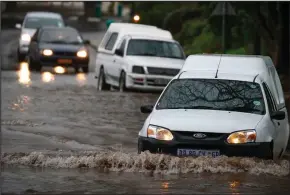  ?? ?? KUKHUTHAZW­A abashayeli bezimoto ukungangen­i emanzini aphezu kwamabhulo­ho ngoba kungabahol­ela engozini.