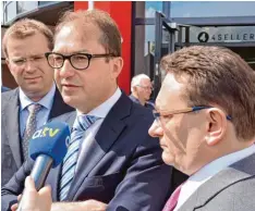  ?? Foto:Manuel Wenzel ?? Eingerahmt von den Bundestags­abgeordnet­en Reinhard Brandl (links) und Ulrich Lange gibt Verkehrsmi­nister Alexander Dobrindt ein Interview.