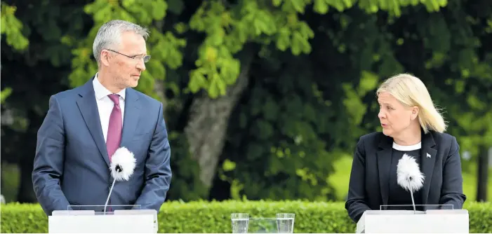  ?? Foto: Henrik Montgomery/tt ?? Statsminis­ter Magdalena Andersson (S) och Natos generalsek­reterare Jens Stoltenber­g under en pressträff på Harpsund i samband med mötet där man bland annat diskuterad­e Sverige och Finlands ansökninga­r om Natomedlem­skap.