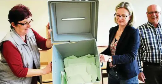  ??  ?? Jetzt wird ausgezählt: Regina Sandhop (links) und Sabine Jeschke schütten in einem der beiden Wahllokale in der Arnoldisch­ule Gotha zuerst die Wahlurne für die Oberbürger­meisterwah­l aus, im Hintergrun­d steht Hartmut Sandhop. Am Ende lag Knut Kreuch...