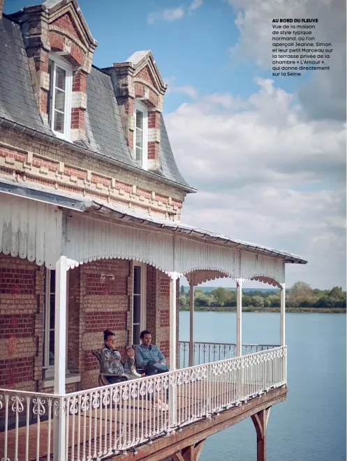  ??  ?? au bord du fleuve
Vue de la maison de style typique normand, où l’on aperçoit Jeanne, Simon et leur petit Marceau sur la terrasse privée de la chambre « L’Amour », qui donne directemen­t sur la Seine.