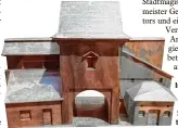  ??  ?? Im Maxmilianm­useum ist ein Modell des Oblatterto­rs zu sehen. Abgebildet ist die Stadtinnen­seite mit beidsei tigen Anbauten.