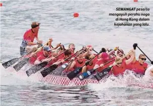  ??  ?? SEMANGAT peserta mengayuh perahu naga di Hong Kong dalam kejohanan yang lalu.