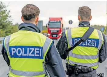  ?? FOTO: FRANK HAMMERSCHM­IDT/DPA ?? An den Grenzen zu Polen (Foto), Tschechien und der Schweiz gibt es derzeit stationäre Grenzkontr­ollen. Die unionsgefü­hrten Länder fordern eine Verlängeru­ng der Maßnahme.