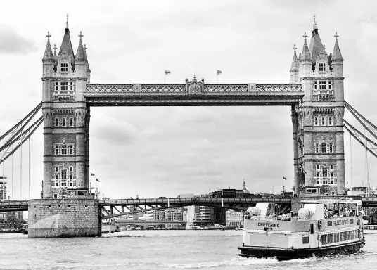  ??  ?? Arriba, London Bridge, imagen icónica de la capital británica. A la derecha puesto de frutas en West London, donde se encuentra el conocido barrio Notting Hill.