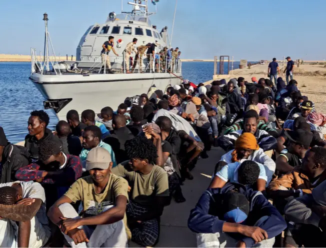  ?? © Afp/mahmud Turkia ?? Des migrants africains intercepté­s en Méditerran­ée sont rapatriés au port de Khoms, en Libye, le 1er octobre 2019.