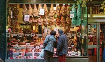  ?? Foto: Friso Gentsch, dpa ?? Ein Genuss, nicht nur zu Weihnachte­n: Schinken vom Ibérico Schwein. Hier hängen ganze Keulen im Schaufenst­er einer Metzgerei in Madrid. Auch immer mehr Deutsche entdecken die Delikatess­e für sich.