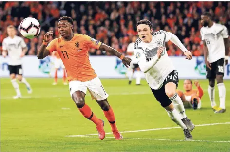  ?? FOTO: REUTERS ?? Spinter unter sich: der Niederländ­er Quincy Promes und der Deutsche Nico Schulz (rechts).