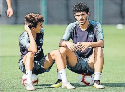  ?? FOTO: FCB ?? Aleñá, con Riqui Puig El centrocamp­ista es jugador del primer equipo a todos los efectos pero necesita coger ritmo de competició­n