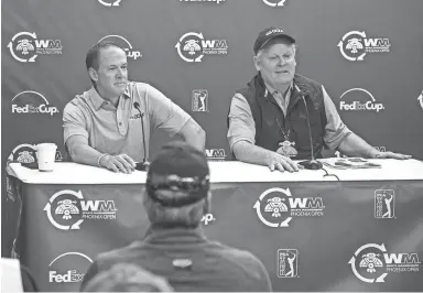  ?? SEAN LOGAN/THE REPUBLIC ?? Broadcaste­r Johnny Miller (right) speak during a news conference Friday about his retirement.