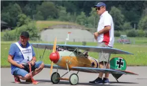  ??  ?? Assurément l’une des plus belles maquettes du monde, l’Albatros du Français Yannick Bueb aura connu quelques petites mésaventur­es (16e en F4C). Le modèle demeure remarquabl­e, aussi bien dans l’épreuve statique qu’en évolution. Rappelons que l’envergure est de 2,85 m pour une masse de 14,5 kg sans les batteries.