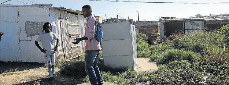  ?? Pictures: MICHAEL PINYANA ?? CONGESTED: The two toilets in the background are used by more than 40 families here at this informal setlement in Scenery Park