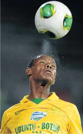  ?? Picture: GALLO IMAGES ?? USING HIS HEAD: Bongani Zungu, 21, has been thrust in at the deep end