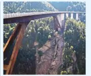  ??  ?? 5 Ponte Cadore (1985) 184 metri dal fondovalle. Costruito in acciaio, supera il fiume Piave.