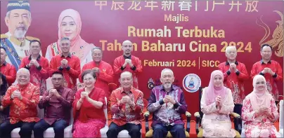  ?? ?? Sabah Head of State Tun Datuk Seri Panglima Haji Juhar Mahiruddin (seated third right), Chief Minister Datuk Seri Hajiji Noor (fourth right) and other guests wishing the people a happy Chinese New Year at the state-level celebratio­n.