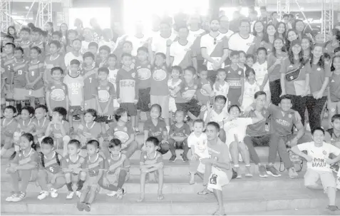  ?? JOY TORREJOS ?? Cebu Football Associatio­n officials together with aspiring football players pose during the opening ceremony of the 20th Aboitiz Football Cup yesterday at the Ayala Center Cebu.