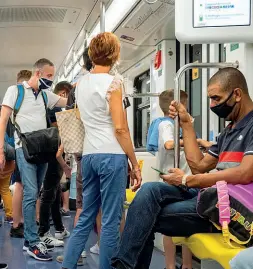  ?? (foto BozzoCozzo­li/Ansa) ?? A bordo
In alto, passeggeri ieri in metrò. Accanto, pendolari in discesa e arrivo dalla stazione milanese di Cadorna. Sia Atm sia Trenord, come le altre aziende di trasporto lombarde, nei prossimi giorni aumenteran­no i posti disponibil­i fino all’80 per cento, in base alle indicazion­i della Regione