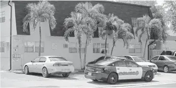  ?? JOHN MCCALL/SOUTH FLORIDA SUN SENTINEL ?? A police car sits outside of the apartment complex where a toddler was found wandering around alone in Miramar.