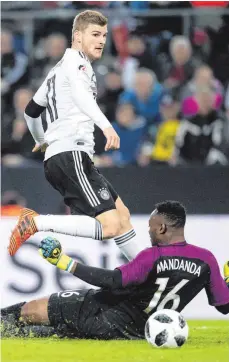  ?? FOTO: DPA ?? Siebtes Tor im zehnten Länderspie­l: Timo Werner verlädt Frankreich­s Torhüter Steve Mandanda.