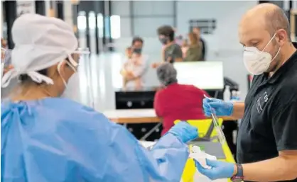  ?? Foto: I. Porto ?? Sanitarios trabajando en el recinto de Refena, donde se realizan los test PCR de detección del virus.