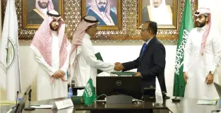  ??  ?? Ahmed bin Ali Bayez, KSRelief supervisor for operations and programs, left, signs contract with Al-Safwa Hospital in Taiz governorat­e on Wednesday. (SPA)