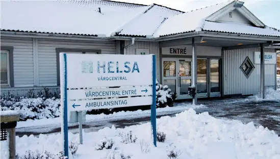  ?? Bild: Henrik Williamsso­n ?? Såväl snön som nedläggnin­gsbeskedet ligger som ett täcke över Helsas vårdcentra­l på Glänninge. Avtalet säger att Helsa och Regionen har ett år på sig att göra klart avveckling­en, men den kan ske tidigare också.