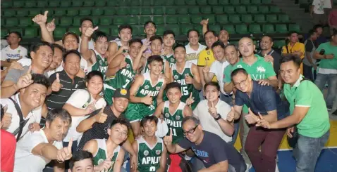  ?? Chris Navarro ?? ONE WIN AWAY. Pampanga Vice Gov. Dennis ‘Delta’ Pineda joins Apalit Mayor Peter Nucom and former Mayor Jun Tetangco as the Apalit basketball team celebrates its semi-finals victory over Team Lubao during Monday's NLEx -Pampanga Inter-Town Basketball...