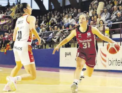  ?? ?? Mariona Ortiz intenta defender a Milapie durante el partido de ayer en Gernica.