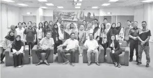  ??  ?? SESI bergambar Bersama Ketua Jabatan Ahmadi Nurdin, Penceramah Jemputan Dr Muhammad Idris Bullare@Hj Bahari, Pengetua Kolej Kediaman, Wijaya Kamal Ramlan bersama peserta kursus.