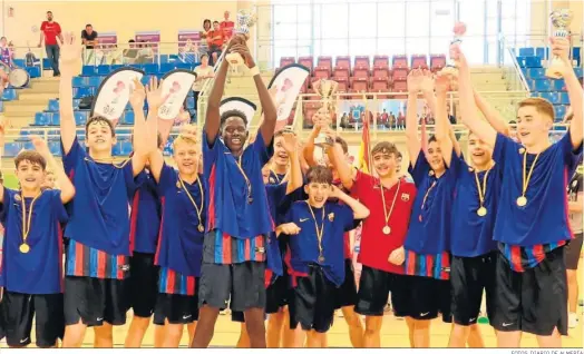  ?? FOTOS: DIARIO DE ALMERÍA ?? El FC Barcelona demostró su superiorid­ad durante todo el torneo, alzándose finalmente con el trofeo de campeón.