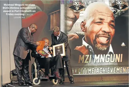  ?? / NICK LOURENS ?? Mzimasi Mnguni receives BSA’s lifetime achievemen­t award in Port Elizabeth on Friday evening.