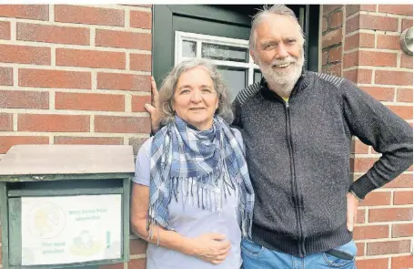  ?? ?? Maria und Walter Schierkes haben ihren Briefkaste­n mit einem Zettel versehen, der ihn als Brutstätte kenntlich macht. Zum achten Mal brüten hier Meisen.