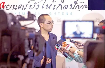  ??  ?? GAMBAR fail bertarikh 19 November 2018 ini menunjukka­n Apichatpon­g bercakap kepada para jurnalis selepas menerima anugerah di Thai Film Archive. — Gambar AFP