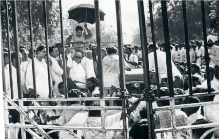  ?? ?? JAYAPRAKAS­H NARAYAN and his supporters gather in protest outside the Patna Secretaria­t in 1974 as part of a plan to get the legislator­s and Ministers in Bihar to resign their seats and join the movement against corruption.