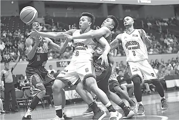  ?? / PBA MEDIA BUREAU ?? ■ INILOGAY: Si Scottie Thompson (6) sa Ginebra sa Ginebra San Miguel nga nakig-kombati og ilog sa bola batok ni Rey Nambatac sa Rain or Shine samtang mitabang usab sila si Sol Mercado, wala, sa Ginebra ug Gabe Norwood, tuo, sa Elasto Painters.