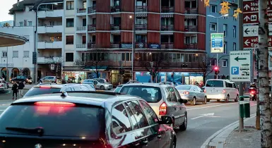  ??  ?? Visioni A sinistra, traffico all’ora di punta in piazza Verdi: i rappresent­anti degli artigiani chiedono la riapertura di viale Trento durante i lavori che interesser­anno la zona centrostaz­ione per i prossimi quattro anni. A destra, Baur e Lorenzini...