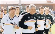  ?? FOTO: DPA ?? Erich Ribbeck bei der Laufarbeit mit den Nationalsp­ielern von 1999, links Lothar Matthäus, rechts Andreas Möller.