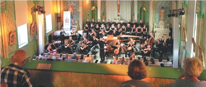  ??  ?? C’est dans une église de Petite-Rivière-de-L’Île bondée que s’est déroulé le spectacle de fermeture du 43e Festival de musique baroque de Lamèque. - Acadie Nouvelle: Martin Roy