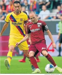  ?? BUDDHIKA WEERASINGH­E / EFE ?? Andrés Iniesta y Sergio Busquets, durante el encuentro.