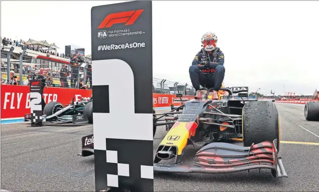  ??  ?? Max Verstappen celebra su victoria en el GP de Francia subido en el Red Bull, una vez concluida la carrera de ayer en el circuito de Paul Ricard.