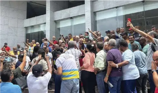  ?? ALISSA FARIAS/CORTESIA ?? Em frente à sede da Alepe, militares comemorara­m aprovação da emenda que antecipa fim das faixas salariais