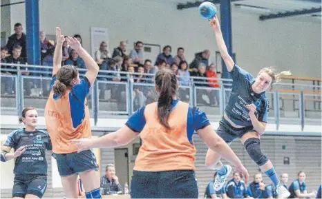  ?? FOTO: PETER SCHLIPF ?? Den Handball-Damen der HG Aalen/Wasseralfi­ngen (schwarzes Trikot) gelingt im Derby der große Wurf.