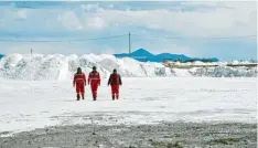  ?? Fotos Georg Ismar, dpa ?? Der Salar de Uyuni ist der größte Salzsee der Welt. Hier schlummern riesige Vorkommen an Kalium und Lithium. Ji Xinsheng ist Bauleiter beim chinesisch­en CAMC Konzern, der dort eine Düngemitte­lfabrik baut.