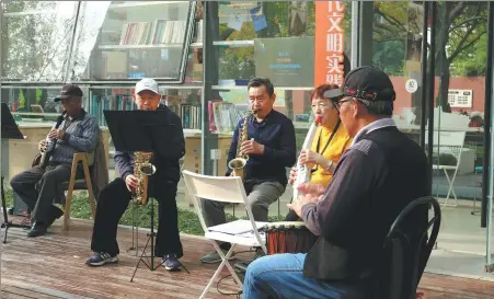  ?? LI MENGHAN / CHINA DAILY ?? Residents practice musical instrument­s together at Leshan Community in Shanghai’s Xuhui district in November. The community is participat­ing in the pilot integrated community program.