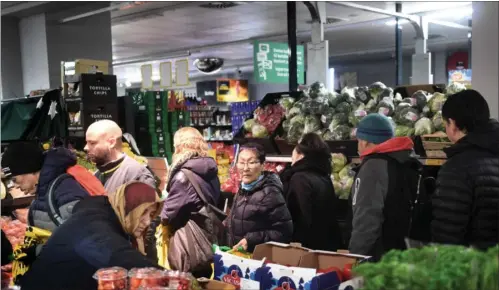  ??  ?? Dele af butikken var spærret af. Så for eksempel alkohol, sodavand og konserves var ikke en del af den gratis overskudsm­ad.