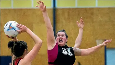  ?? PHOTO: WARWICK SMITH/FAIRFAX NZ ?? College Old Girls goal keep Billie-jean Lambert, right, shuts down Manukura Red shooter Madison Awahou.